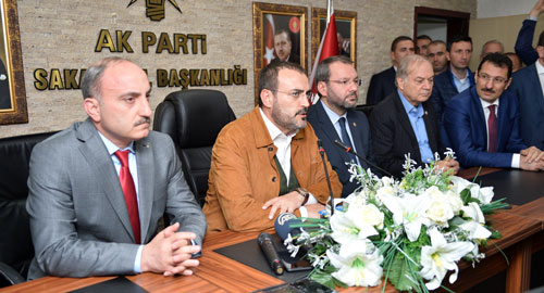 Mahir Ünal, partisinin Sakarya İl Başkanlığı'nı ziyaret ederek çalışmalar hakkında İl Başkanı Fevzi Kılıç'tan bilgi aldı. 