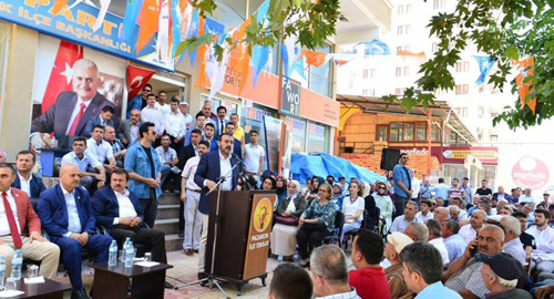 Ak Parti Genel Başkan Yardımcısı Mahir Ünal, AK Parti Pazarcık İlçe Teşkilatı tarafından binaları önünde Ramazan Bayramı dolayısıyla düzenlenen programda, tek millet, tek bayrak, tek vatan ve tek devletin önemini vurguladı.